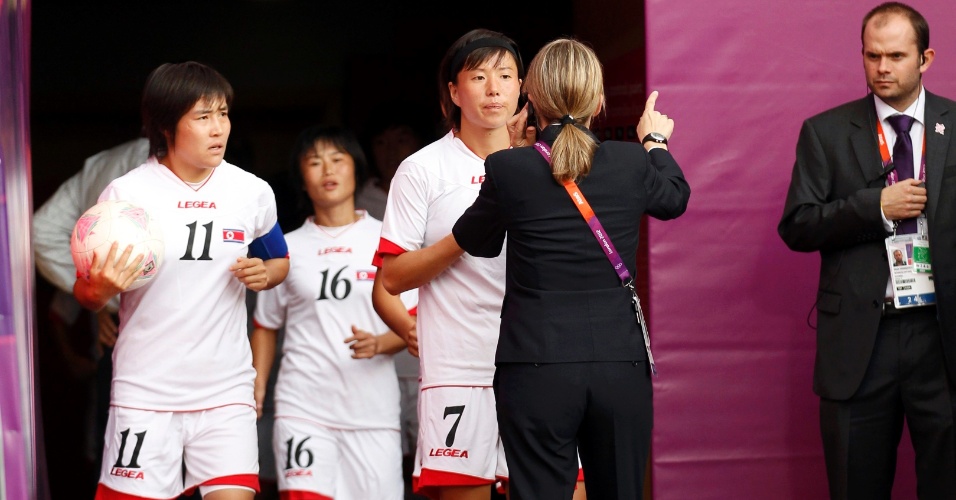 Após confusão entre bandeira da Coreia do Norte e Coreia do Sul, que atrasou partida, jogadoras recebem orientação da organização dos Jogos