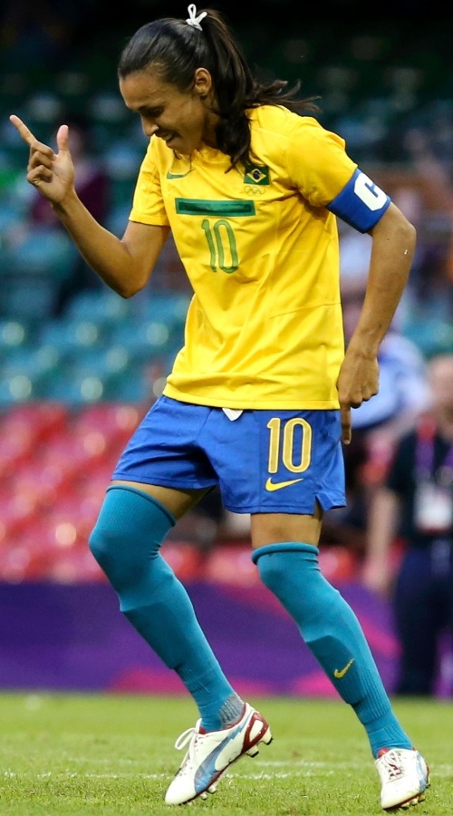 Após fazer gol de pênalti, Marta celebra gol durante partida contra Camarões pelos Jogos de Londres