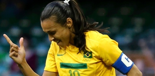 Após fazer gol de pênalti, Marta celebra durante goleada sobre Camarões pelos Jogos de Londres