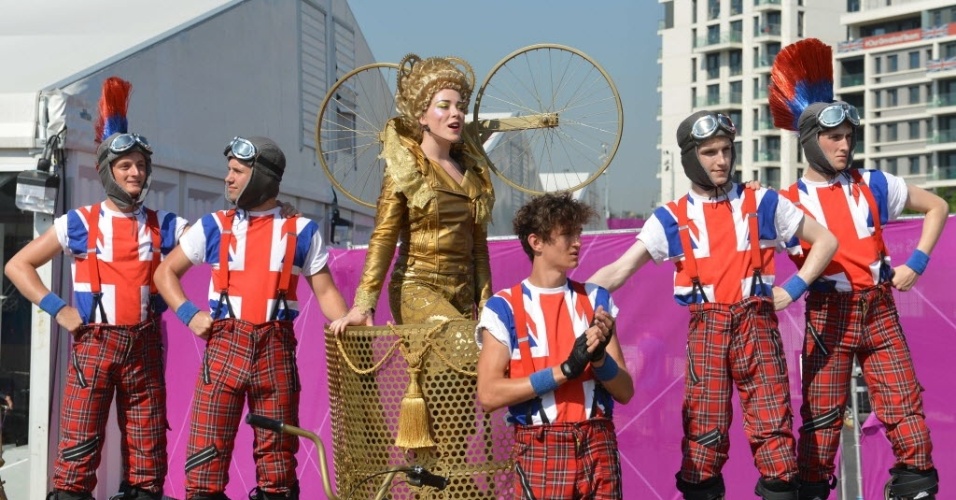 Atletas recém-chegados a Londres são recebidos com festa, dança e música na chegada à Vila Olímpica, nesta quarta-feira