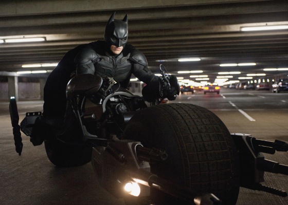 Batman anda em seu "bat pod" em cena de "Batman: O Cavaleiro das Trevas Ressurge" - Divulgação