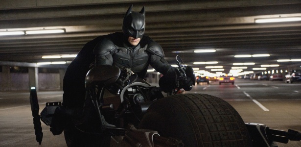Batman anda em seu "bat pod" em cena de "Batman: O Cavaleiro das Trevas Ressurge" - Divulgação