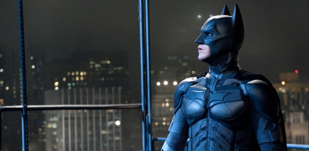 Christian Bale com os trajes de Batman no último filme da trilogia de Nolan - Divulgação
