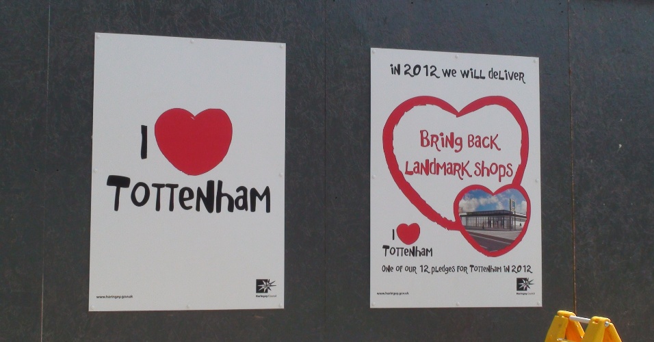 Cartaz tenta promover o amor ao bairro londrino de Tottenham (25/07/2012)