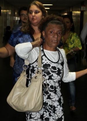 Dona Esmeralda chega para audiência de conciliação sobre suposta agressão de Dado Dolabella (25/7/2012)