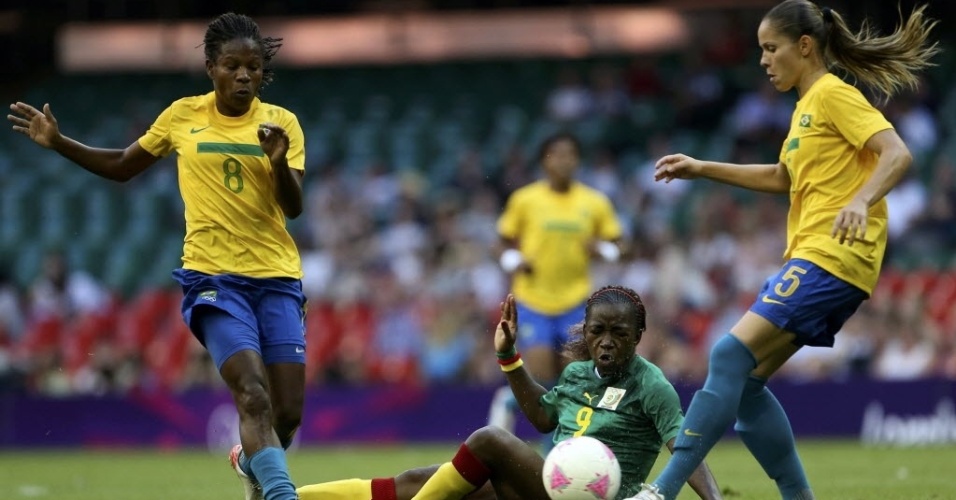 Formiga (esq) e Erika dominam a bola pelo Brasil 
