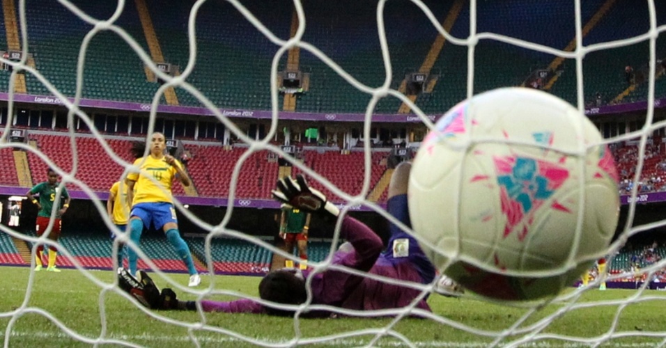 Marta observa bola após marcar diante de Camarões da estreia do Brasil na Olimpíada de Londres
