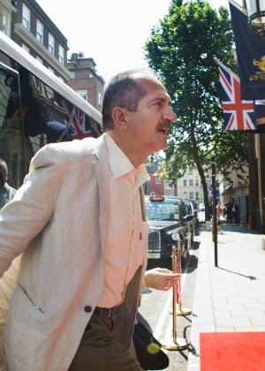 Aldo Rebelo em Londres; ministro segue sem atacar cartolas diretamente, mesmo após queda