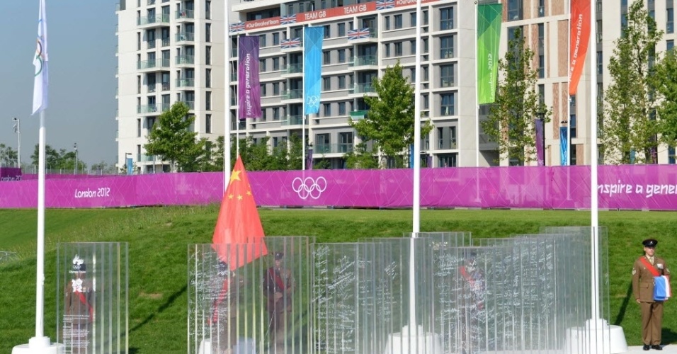 Na VIla Olímpica de Londres, bandeira da China é hasteada nesta quarta-feira (25), dois dias antes da abertura oficial dos Jogos