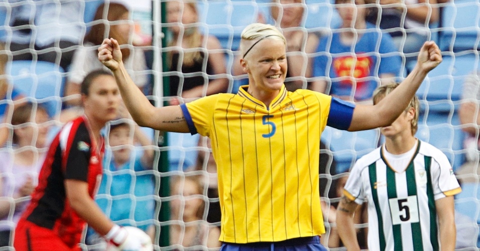 Nilla Fischer, da Suécia, celebra após marcar diante da África do Sul, na vitória por 4 a 1 de sua equipe. A Suécia lidera o Grupo F com o resultado