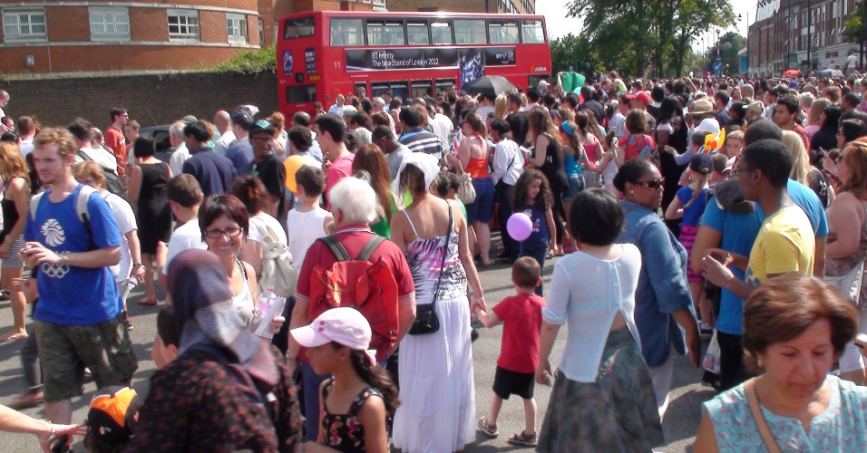 Público se aglomera esperando a passagem da tocha olímpica por Enfield, ao norte de Londres (25/07/2012) 