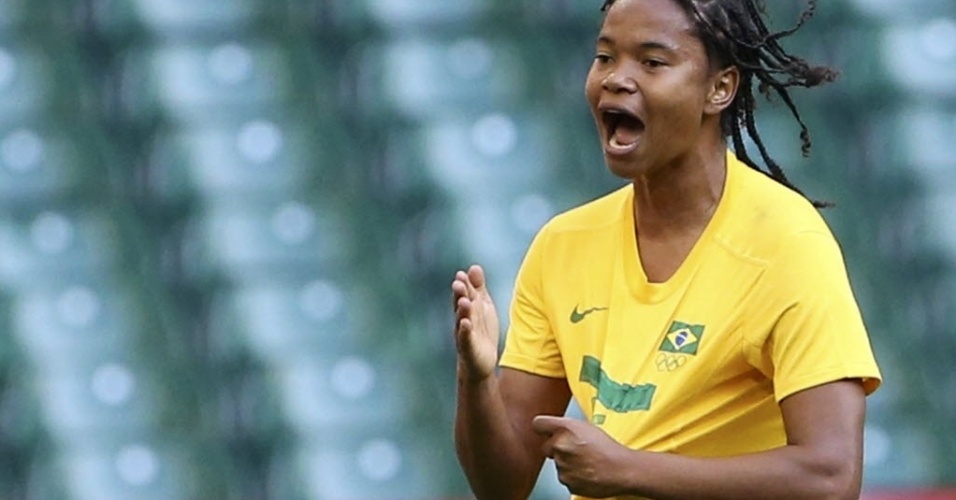 Renata Costa comemora gol do Brasil contra Camarões