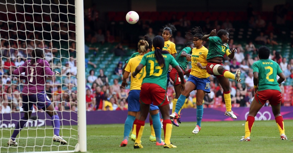 Renata Costa (nº 16) sobe para marcar, de cabeça, o segundo gol do Brasil contra Camarões