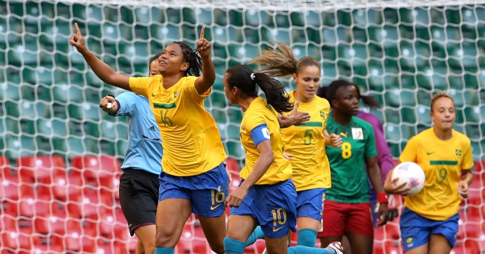 Renata, do Brasil, celebra após marcar contra Camarões nos Jogos Olímpicos de Londres