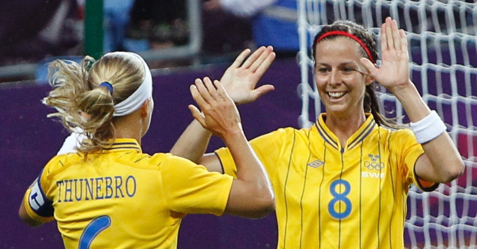 Sara Thunebro e Lotta Schelin (d.) celebram vitória por 4 a 1 diante da África do Sul pelo Grupo F dos Jogos Olímpicos. Schelin marcou dois gols. A Suécia lidera o grupo