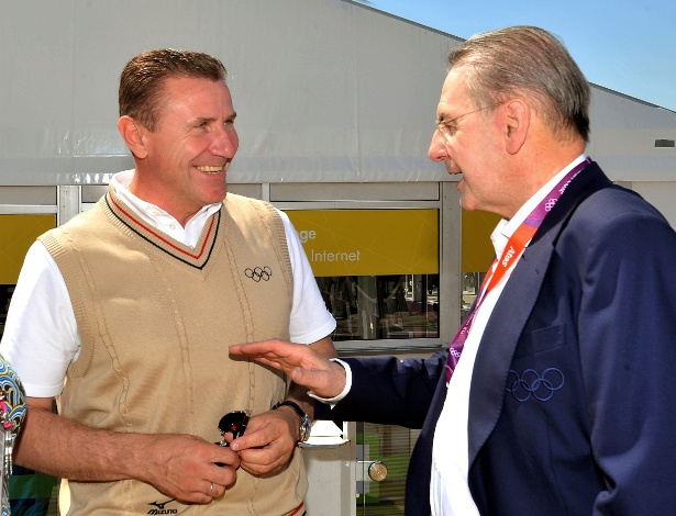 Sergei Bubka (esq.) conversa com o presidente do COI, Jacques Rogge, em visita à Vila Olímpica