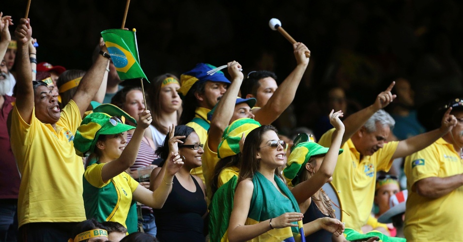 Torcida do Brasil em Cardiff, no País de Gales, festeja goleada em estreia nos Jogos Olímpicos