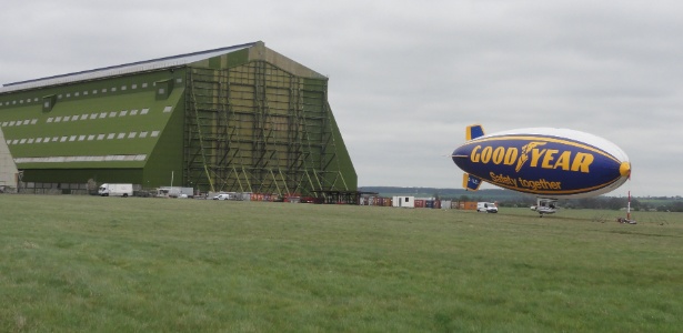 Um dos locais em que foi filmado "Batman: O Cavaleiro das Trevas Ressurge", o Hangar Cardington, na Inglaterra, também é destinado à construção de dirigíveis - Divulgação/Hangar Cardington