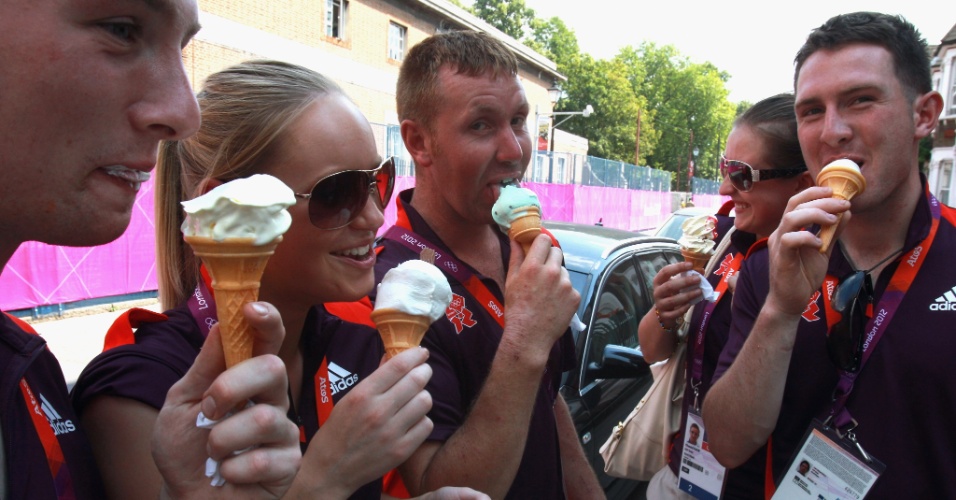 Voluntários dos Jogos de Londres tomam sorvete no Parque Greenwich a dois dias a abertura da Olimpíada (25/07/12)