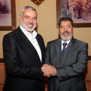 Ismail Haniyeh (à esq.), líder do grupo islâmico Hamas, se reuniu com o presidente do Egito, Mohamed Mursi, no Cairo, na quinta-feira (26) - 26.jul.2012 - Mohammed Al-Ostaz/AFP