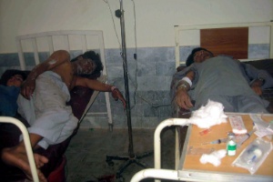 Paquistaneses feridos após atentado a bomba recebem tratamento médico em hospital em Bajaur