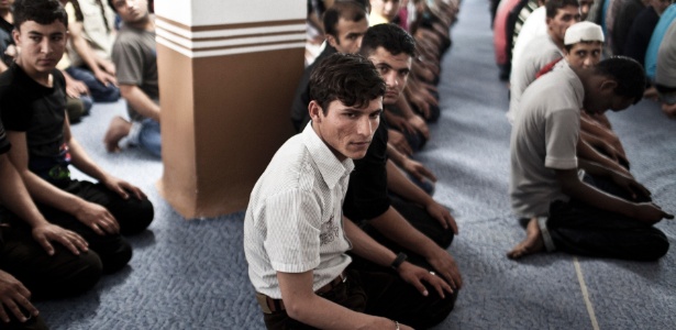 Imigrantes afegãos fazem orações em mesquita, em Atenas, na Grécia - Daniel Etter/The New York Times