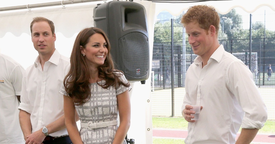 A família real teve um dia agitado nesta quinta-feira. Aproveitando que Londres sedia os Jogos Olímpicos a partir desta semana, a duquesa Kate Middleton e os príncipes William (e) e Harry participaram de um evento beneficente em Londres