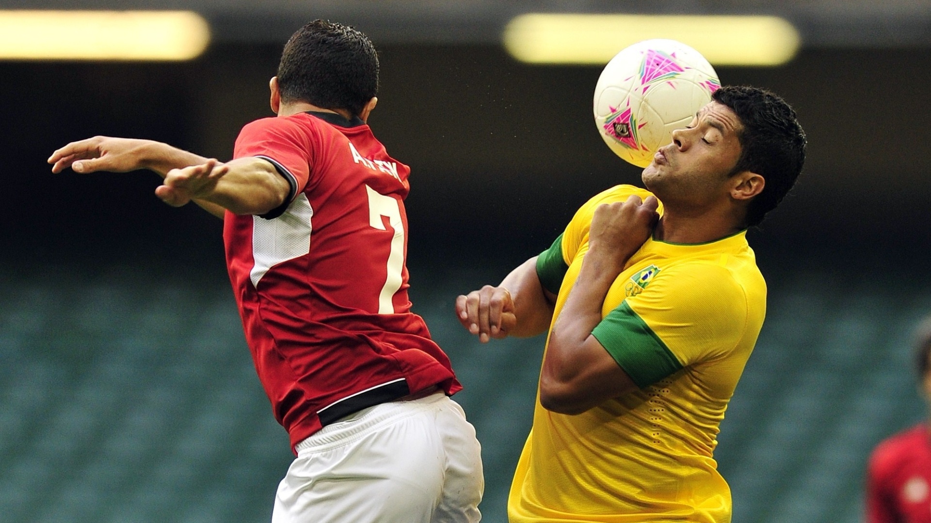 Atacante brasileiro Hulk (d) disputa a bola com o defensor do Egito Fathi na estreia dos Jogos