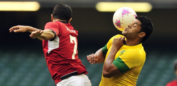 Atacante brasileiro Hulk (d) disputa a bola com o defensor do Egito Fathi na estreia dos Jogos -  AFP 