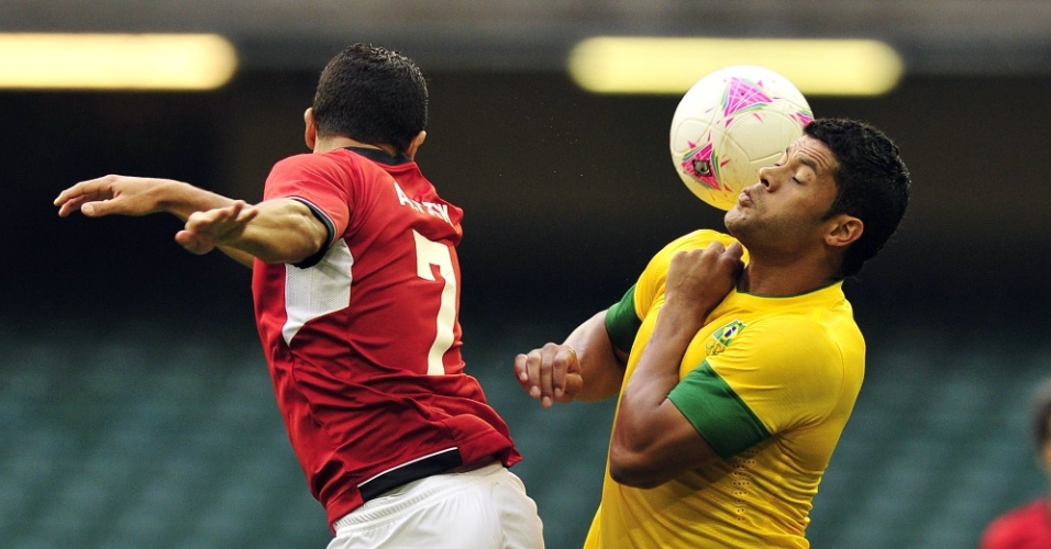 Atacante brasileiro Hulk (d) disputa a bola com o defensor do Egito Fathi na estreia dos Jogos