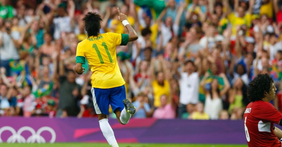 Atacante Neymar comemora após marcar o terceiro gol brasileiro na partida contra o Egito, pelos Jogos de Londres