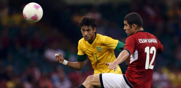 Atacante tenta escapar da marcação do jogador do Egito na partida pela primeira rodada dos Jogos Olímpicos, em Cardiff