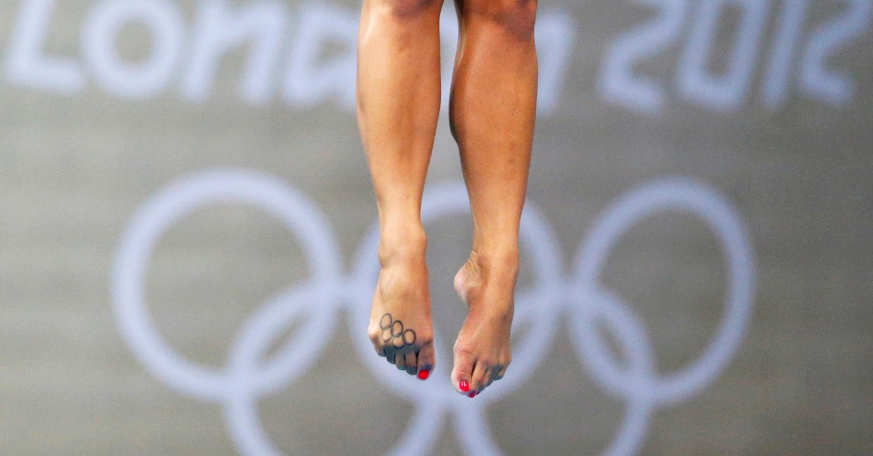Atleta de saltos ornamentais exibe tatuagem no pé durante mergulho (26/07/12)