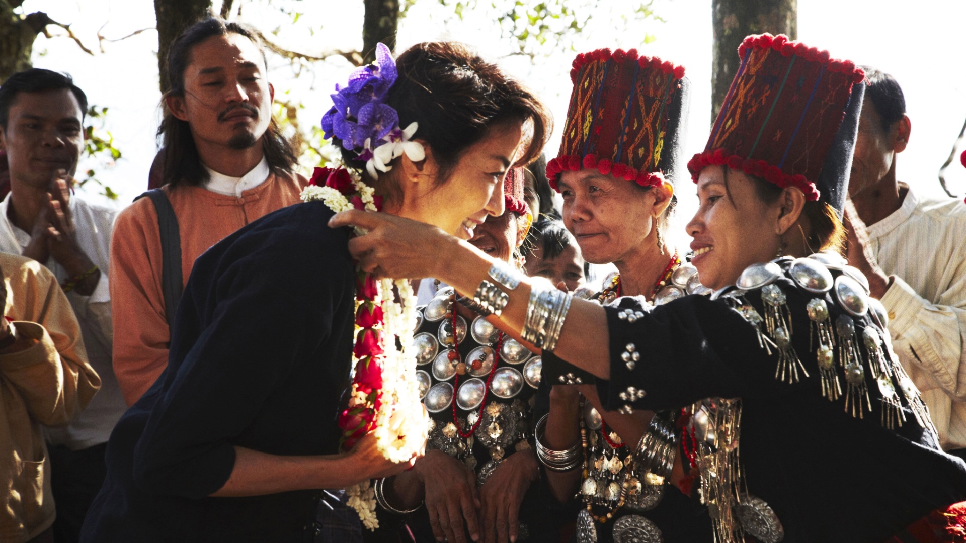 Aung San Suu Kyi recebe homenagem em cena de "Além da Liberdade", filme sobre a história da Nobel da Paz de 1991 - Paris Filmes / Divulgação