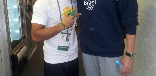 Boxeador Wallace Arcanjo tira foto ao lado de campeão olímpico e mundial dos 50 e 100 metros livre, César Cielo