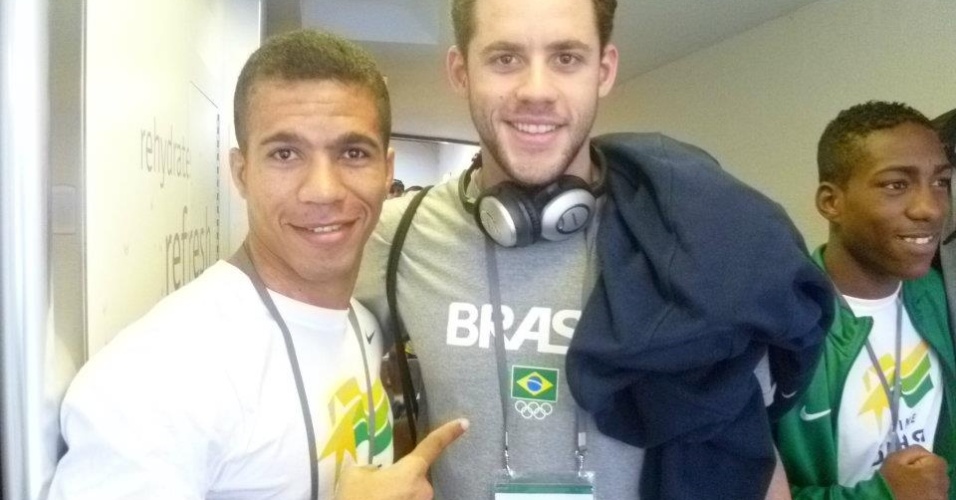 Boxeador Wallace Arcanjo tira foto ao lado de nadador Thiago Pereira, dentro do centro de treinamento da equipe brasileira, em Crystal Palace