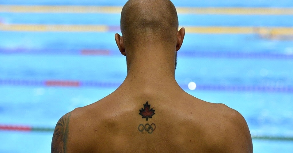 Brent Hayden escolheu a tradicional folha canadense e os aros olímpicos para enfeitar suas costas