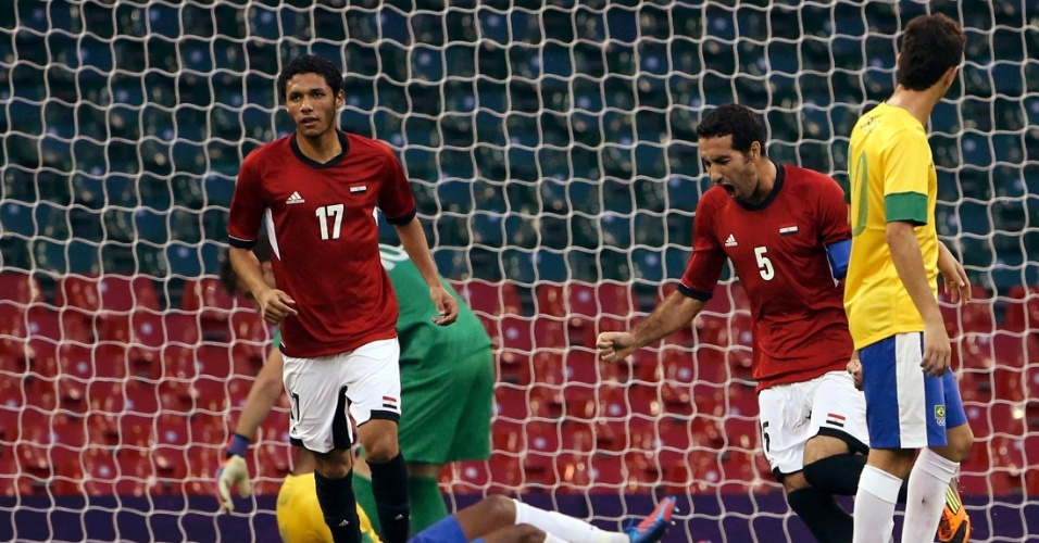 Capitão do Egito, Mohamed Aboutrika, comemora após diminuir a vantagem na partida contra o Brasil, em Cardiff