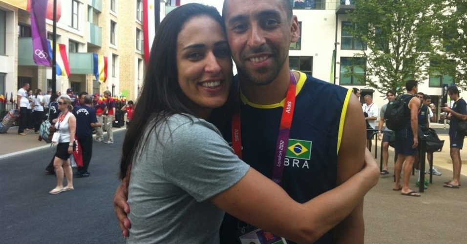 Dara, da equipe feminina de handebol, tira foto ao lado de Serginho, líbero do time de vôlei masculino