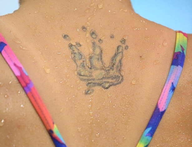 Fotógrafo clica detalhe de nadadora, com uma tatuagem misteriosa nas costas