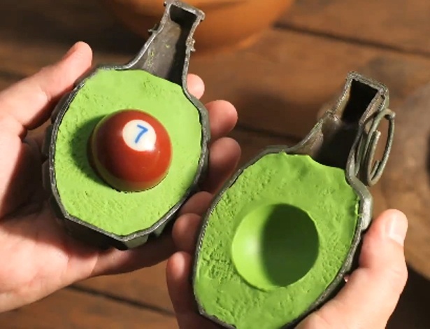 Granada com "recheio" de abacate, ideal para fazer guacamole, na visão do animador PES - PES / Reprodução