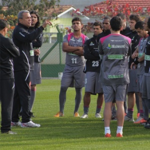 Hélio dos Anjos conversou com o grupo no primeiro treino preparativo para enfrentar o Botafogo no Rio - Luiz Henrique/Site oficial Figueirense
