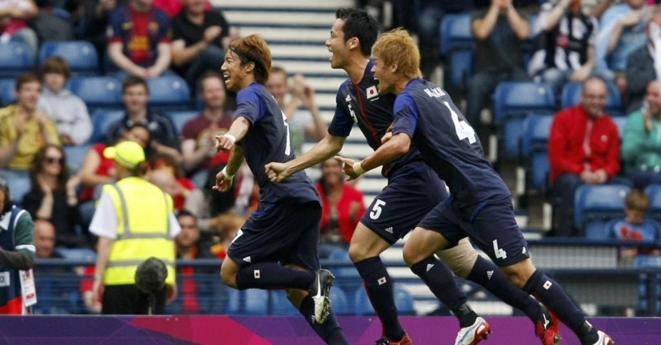 Japoneses comemoram o primeiro gol na partida contra a Espanha