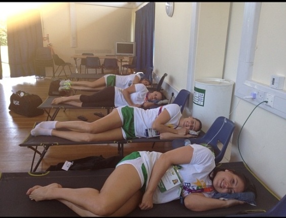 Jogadoras da seleção brasileira de Handebol descansam após treinamento