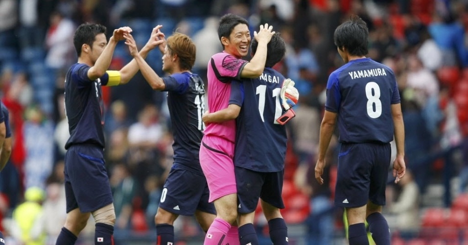 Jogadores do Japão comemoram vitória contra a Espanha