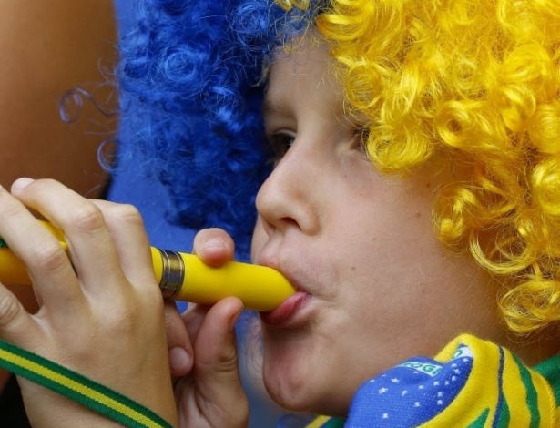 Jovem torcedor brasileiro faz barulho antes da estreia do Brasil