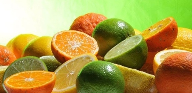 Frutas cítricas são ricas em antioxidantes, que ajudam a combater o envelhecimento das células - Karime Xavier/Folhapress