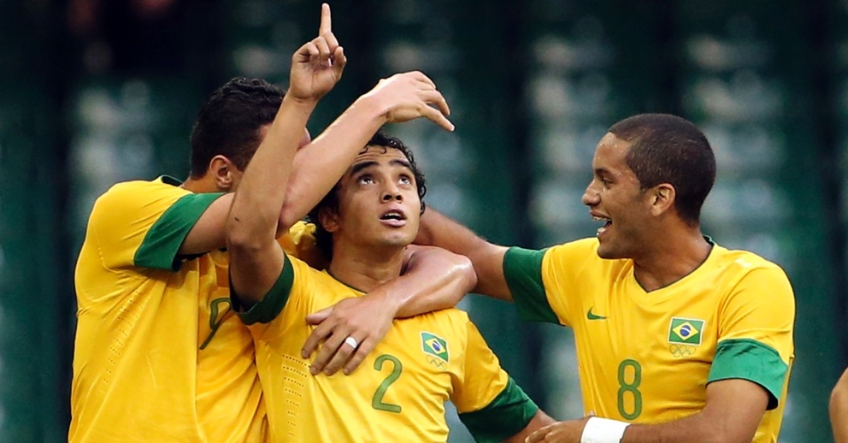 Lateral Rafael (c) comemora ao marcar o gol que abriu o placar para o Brasil contra o Egito