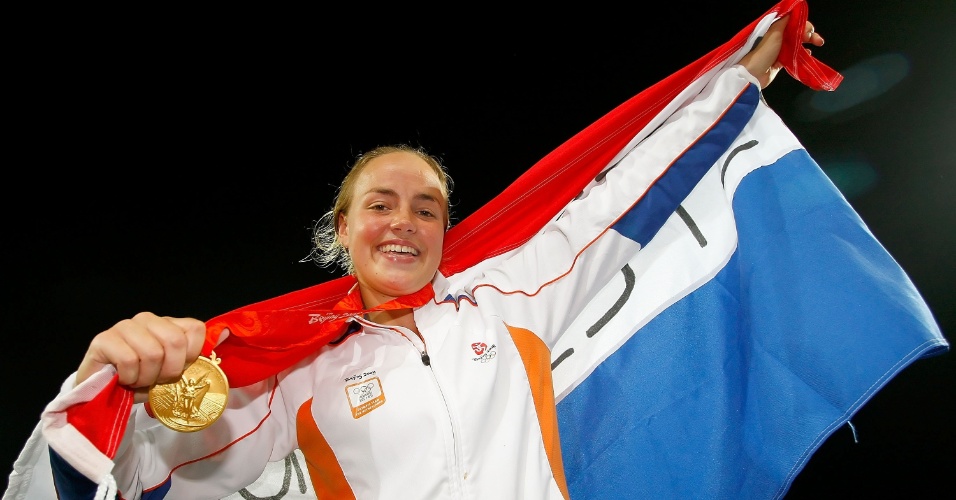 Maartje Paumen posa com a medalha de ouro conquistada em Pequim-2008