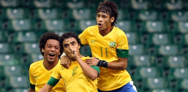 Rafael, Neymar e Marcelo comemoram o primeiro gol do Brasil nos Jogos Olímpicos de 2012
